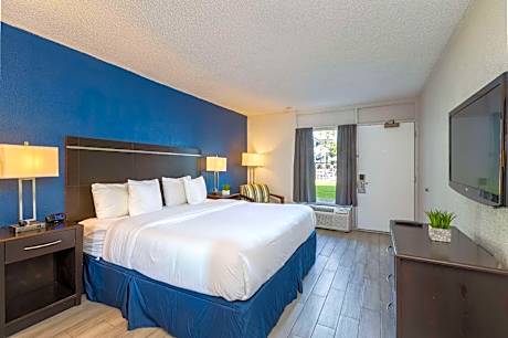 1 King Bed, Mobility Accessible Room, Bathtub w/ Grab Bars, Non-Smoking