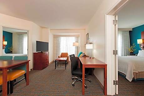 2 Bedroom Suite, Bedroom 1: 1 King, Bedroom 2: 1 Queen, Sofa bed