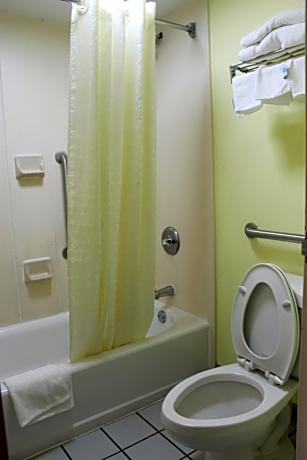 Queen Room with Bath Tub and Grab Bars - Mobility/Hearing Accessible - Non-Smoking