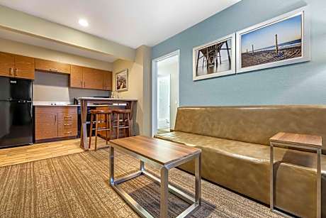 Suite-2 Double Beds, Separate Bedroom, First Floor, Pet Friendly Room, Full Kitchen, Freeway Side
