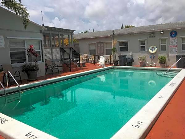 Richard's Motel Courtyard