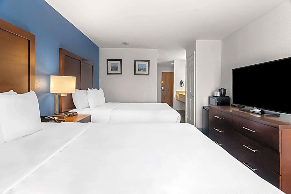 Comfort Inn & Suites near Tinley Park Amphitheater