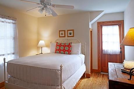 Cigar House One-Bedroom Queen Suite
