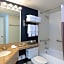 La Quinta Inn & Suites by Wyndham Secaucus Meadowlands