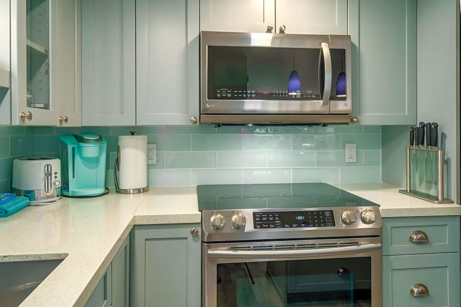 Renovated Condo - 3 Min Walk to Toes in the Sand!