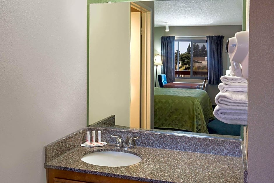 Days Inn by Wyndham Ontario Airport