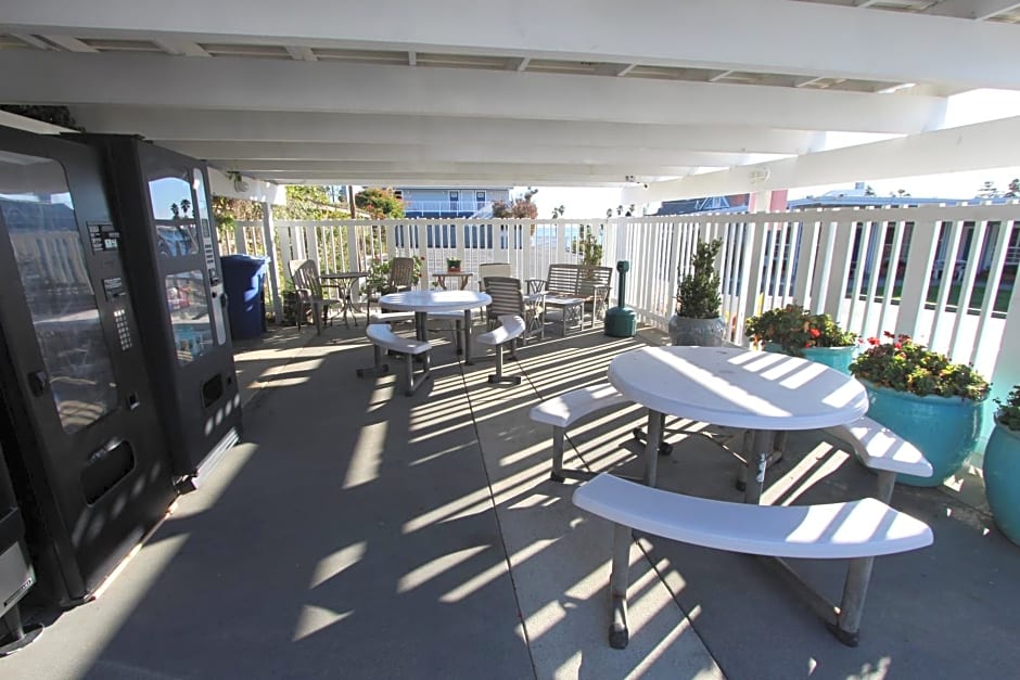 Edgewater Beach Inn & Suites