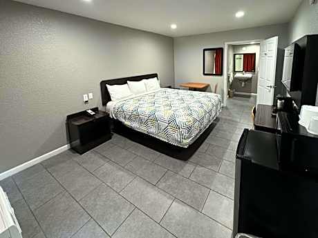 King Room with Roll-in Shower - Disability Access - Non-Smoking