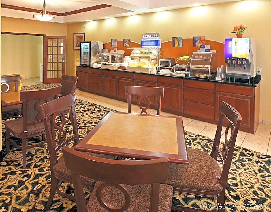 Holiday Inn Express Hotel & Suites Clarksville