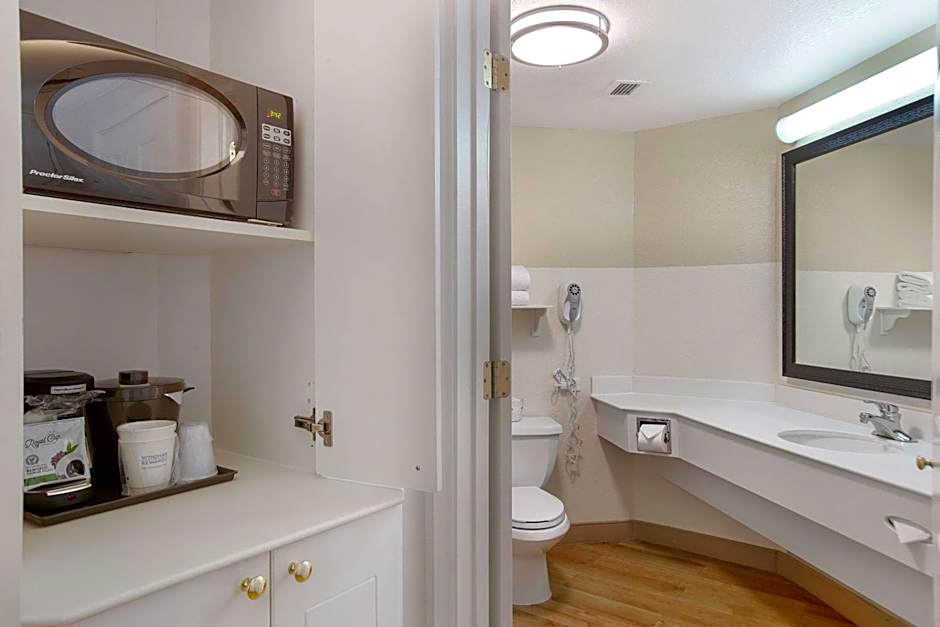 La Quinta Inn & Suites by Wyndham Fort Lauderdale Airport