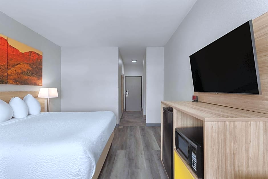 Days Inn & Suites by Wyndham Tucson/Marana
