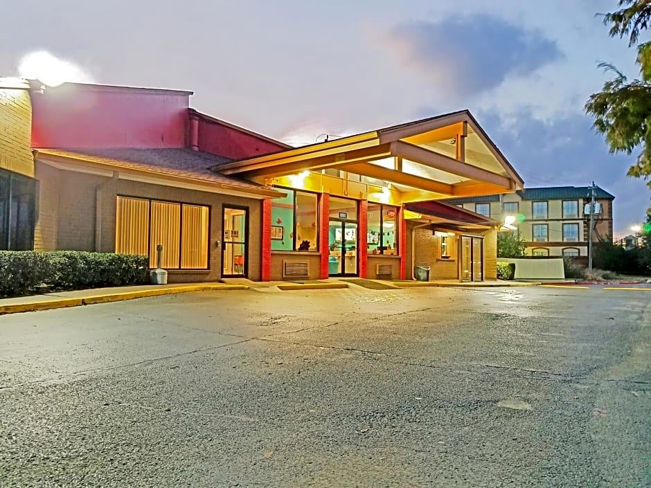 Howard Johnson by Wyndham Houston Hobby Airport