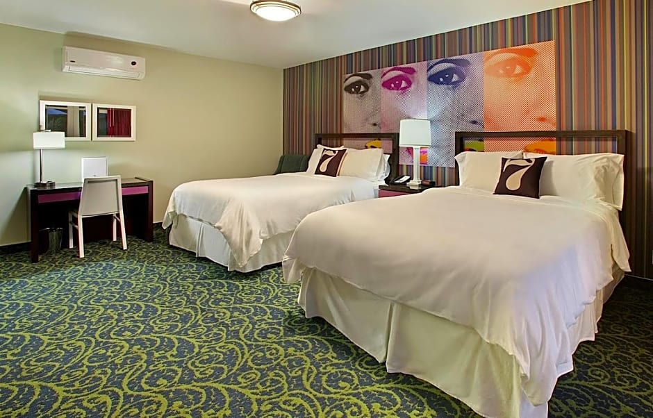 7 Springs Inn & Suites