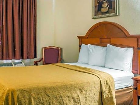 1 King Bed, Nonsmoking