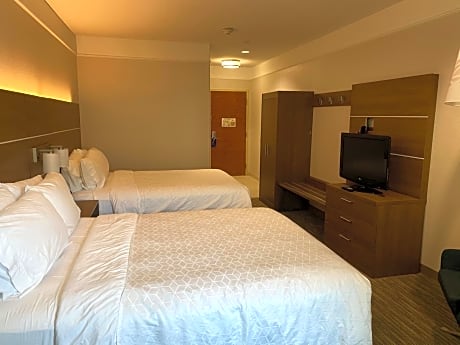 Standard Queen Room with Two Queen Beds and Tub - Communications Accessible