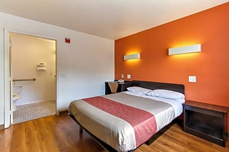 Double Room with Roll-In Shower - Disability Access/Non Smoking/Pet Friendly