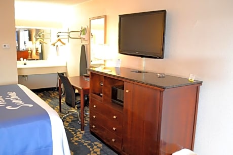 1 Queen Bed Non-Smoking