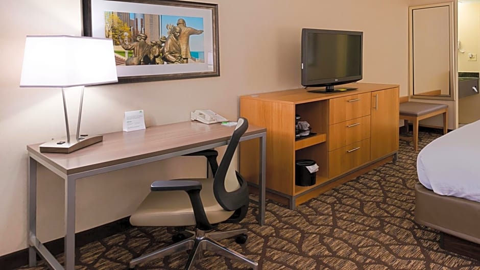 Holiday Inn Hotel & Suites Warren