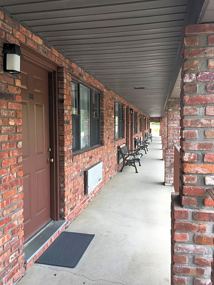 Chalet Inn & Suites