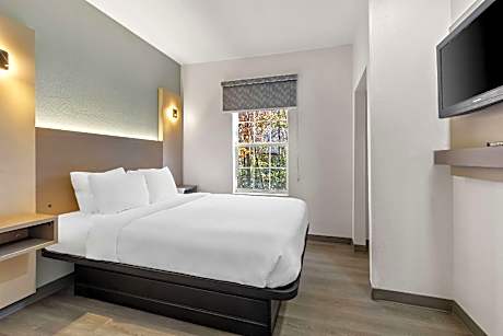 3 Queen Beds, Efficiency, Nonsmoking, Accessible