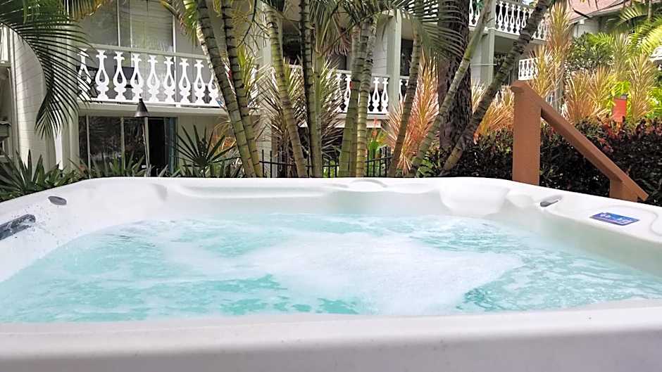 DOWNTOWN HAWAIIAN PARADISE CONDO with Hot Tub, Pool & Beach - Kona Islander Inn