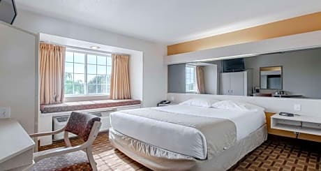 1 Queen Bed Nsmk Sofbd Flatsc Micrfg Winds Thispd Continental Breakfast