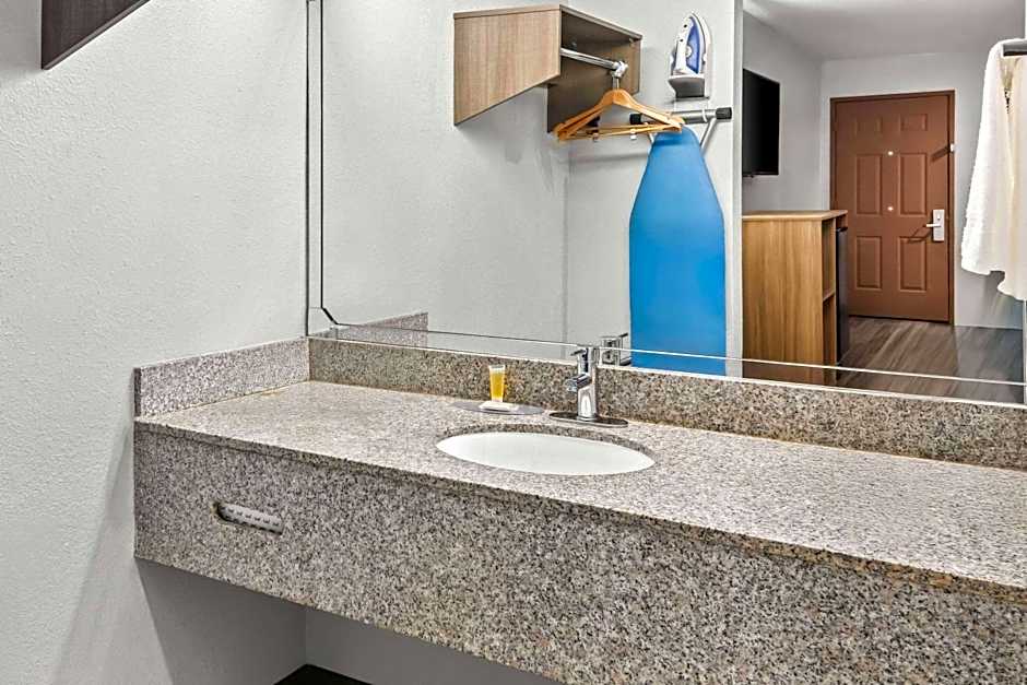 Super 8 by Wyndham Grand Prairie Southwest