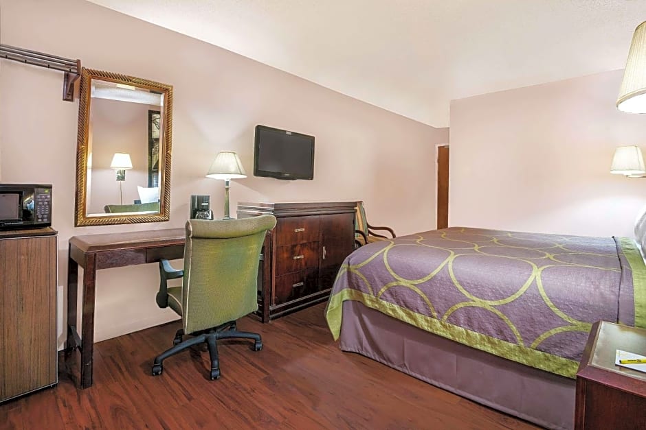 Super 8 by Wyndham San Antonio/I-35 North