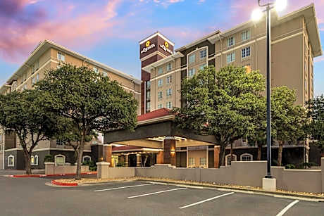 La Quinta Inn & Suites by Wyndham San Antonio Airport