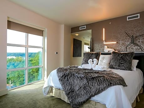 1 King 1 Bedroom Suite