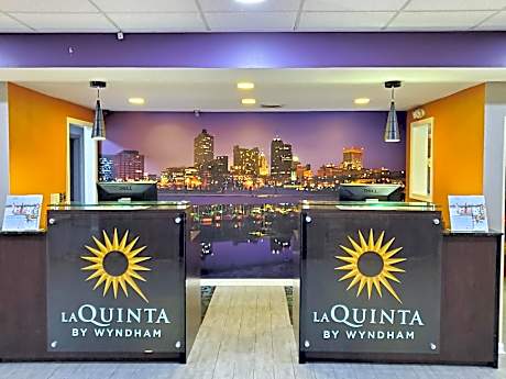 La Quinta Inn & Suites by Wyndham Memphis Airport Graceland