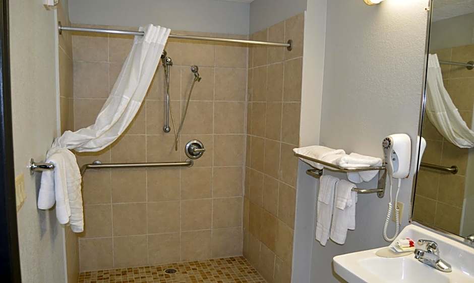 Days Inn & Suites by Wyndham Winnie