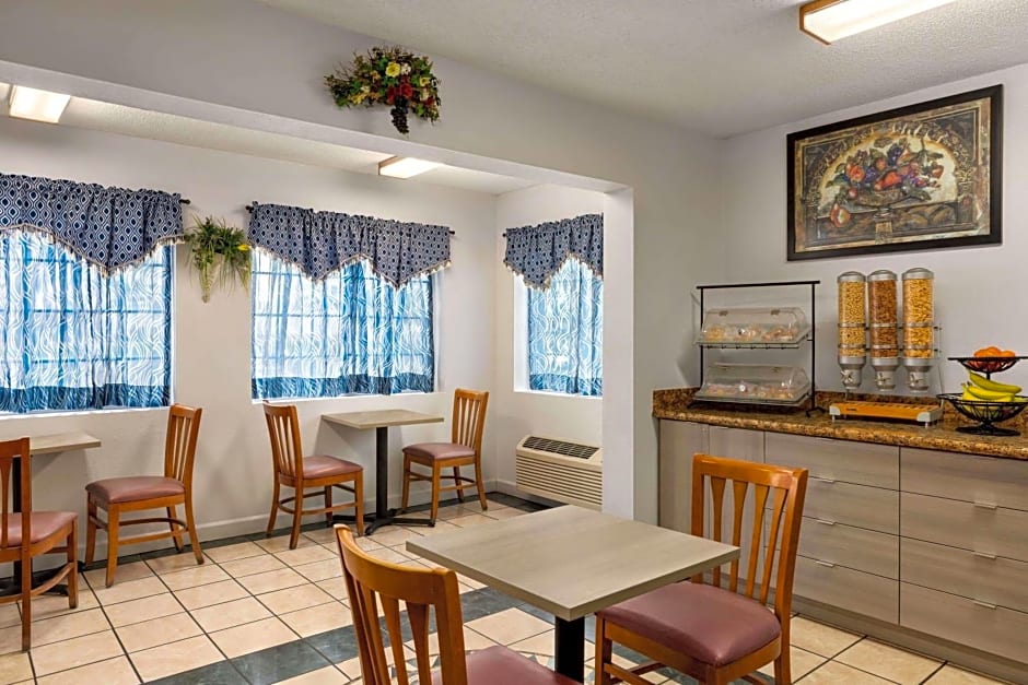 Microtel Inn & Suites By Wyndham Lincoln