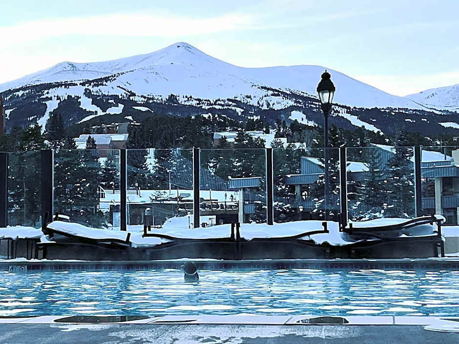NEW! Marriott Slope View Ski & Golf Luxury Studio Sleeps 4 Full kitchen, Amenities & Parking