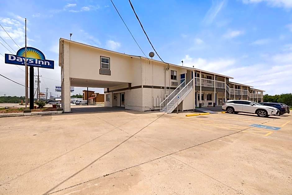 Days Inn by Wyndham Kenedy