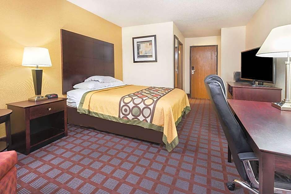 Super 8 by Wyndham Bloomington University Area