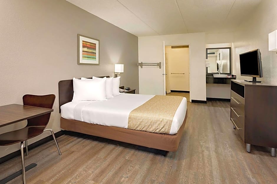 Travelodge by Wyndham College Park