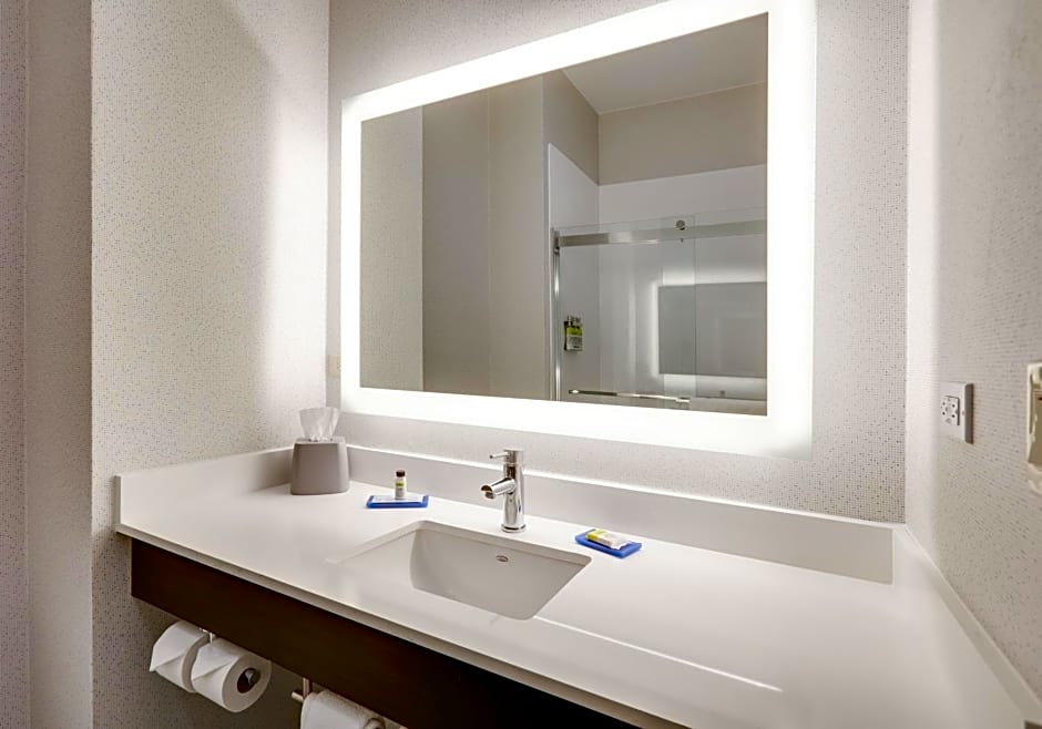 Holiday Inn Express Hotel & Suites Cleburne
