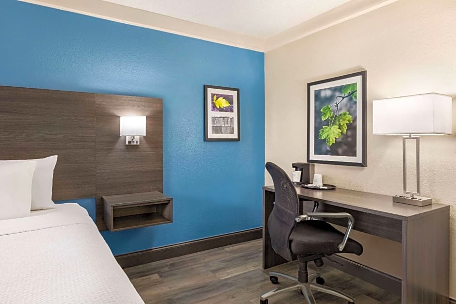 La Quinta Inn San Antonio I-35 N at Toepperwein