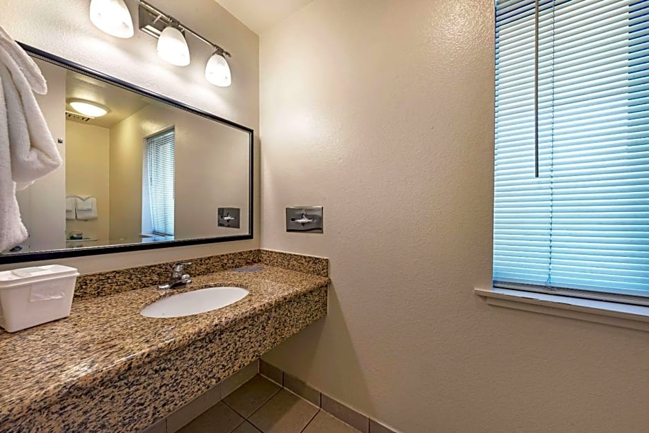 Econo Lodge Bay Breeze