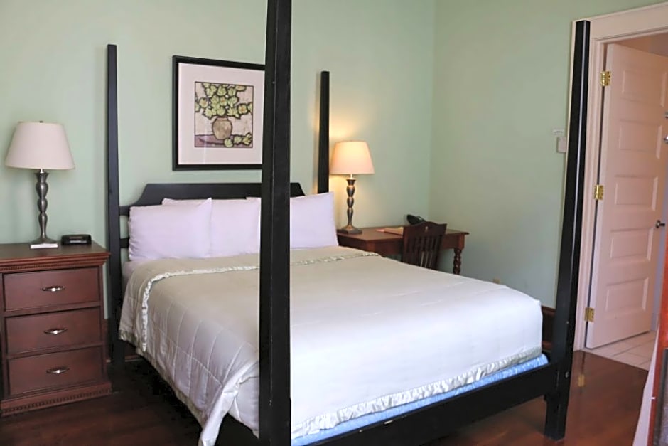Prytania Oaks Hotel