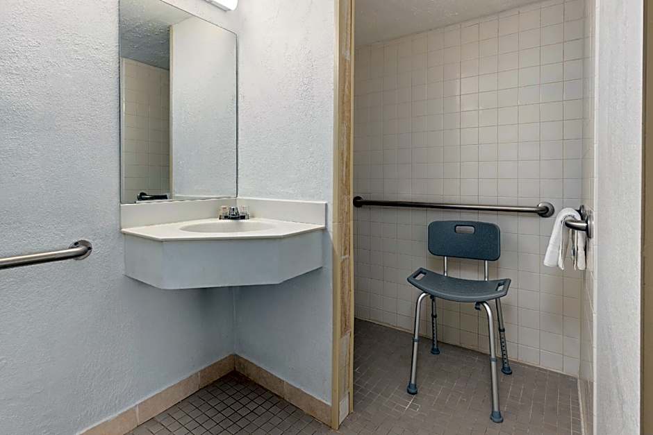 Days Inn & Suites by Wyndham Indianapolis Airport East