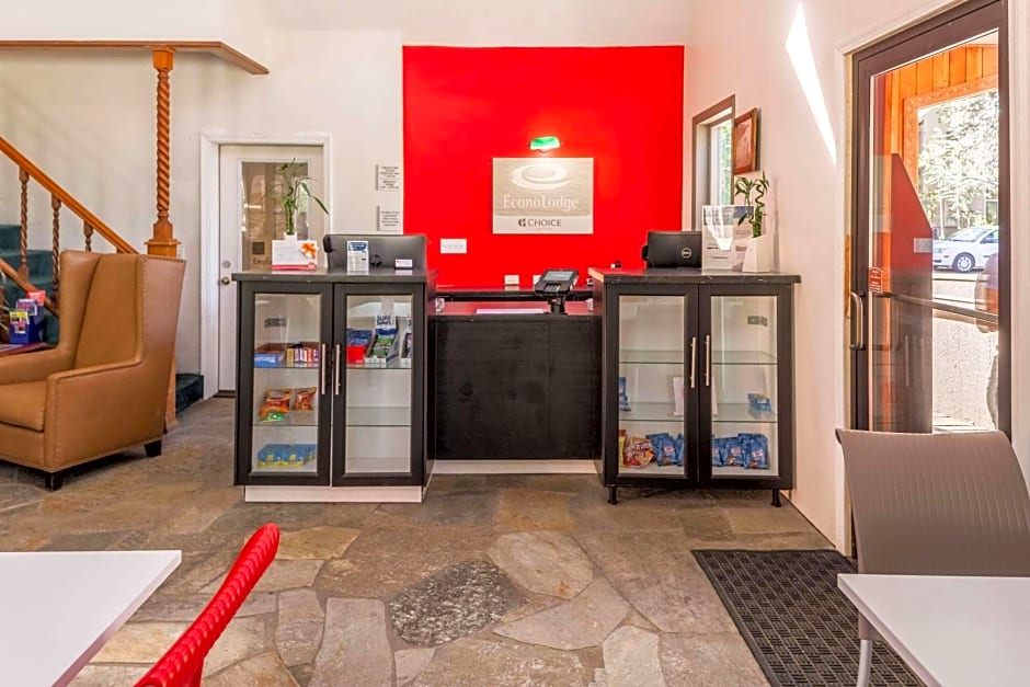 Econo Lodge Inn & Suites