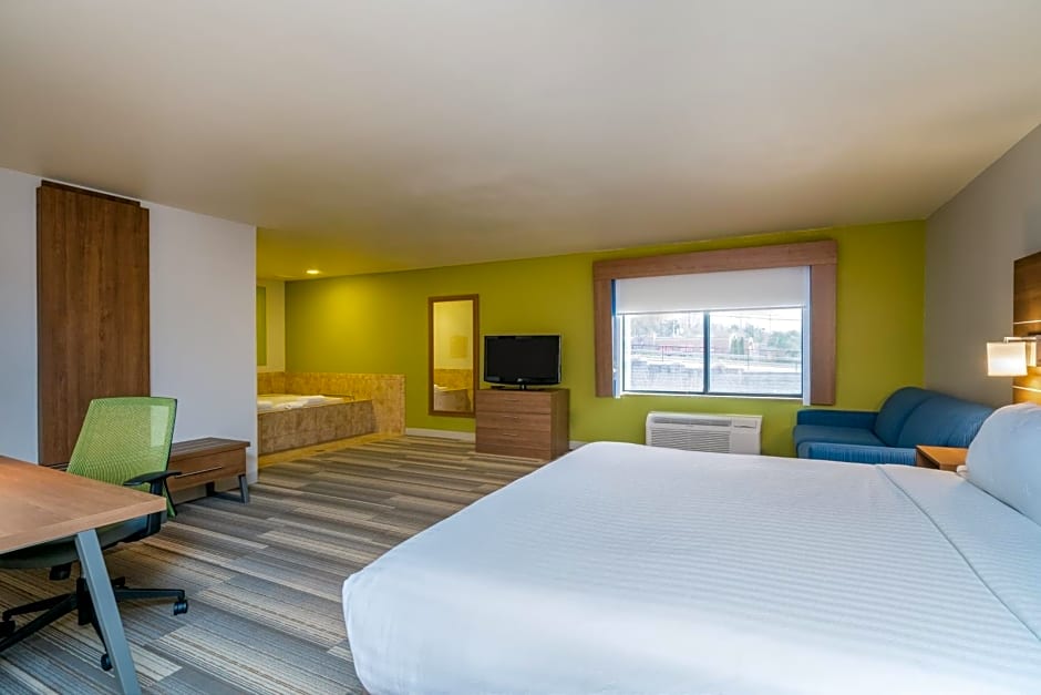 Holiday Inn Express & Suites Rocky Mount Smith Mountain Lake