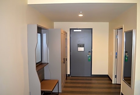 King Room - Hearing Accessible - Roll-in Shower