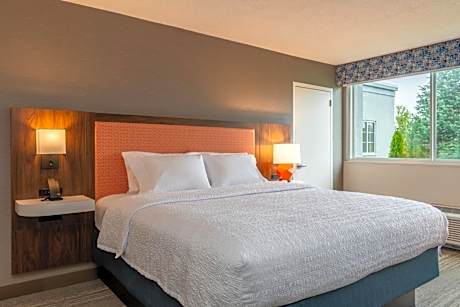 King Room with Microwave and Fridge