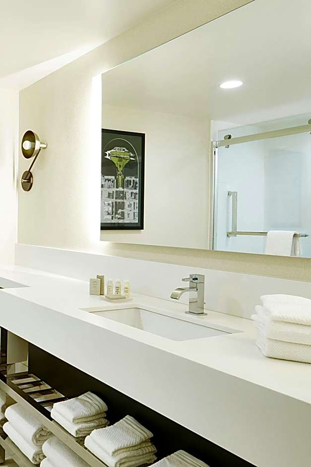 Renaissance by Marriott St. Louis Airport Hotel