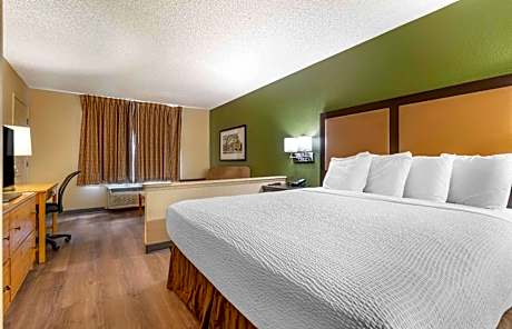 Deluxe Studio with 1 King Bed - Non-Smoking