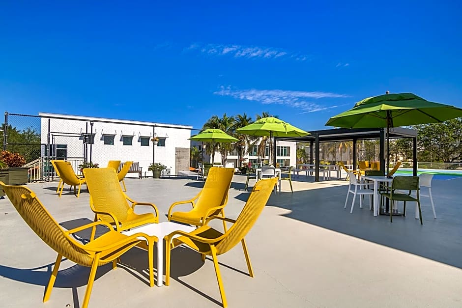 Naples Park Central Hotel