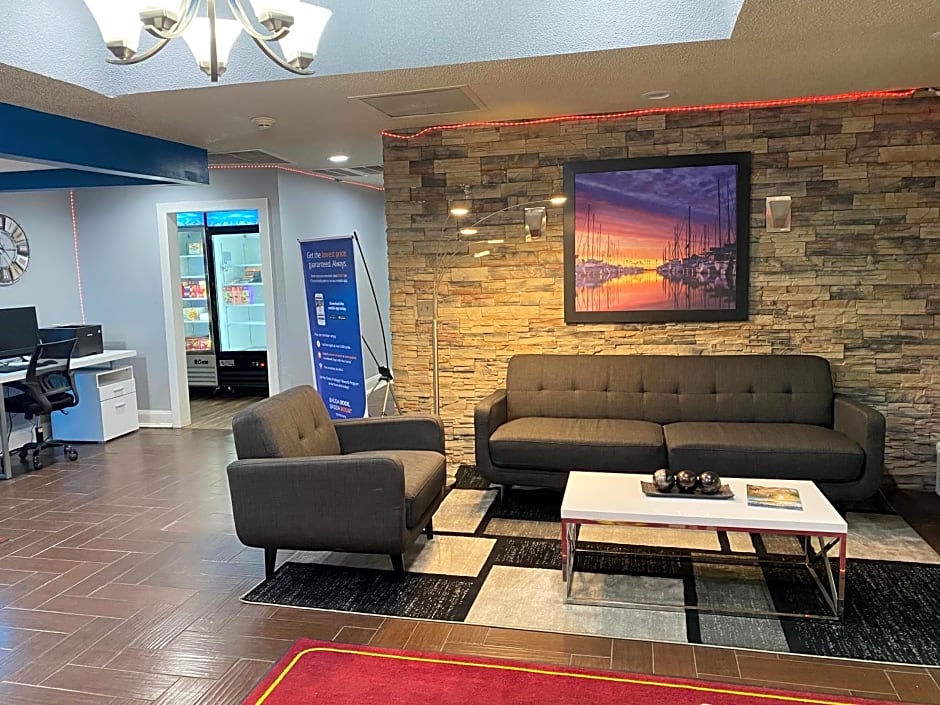 Days Inn & Suites by Wyndham Norton Shores/Muskegon